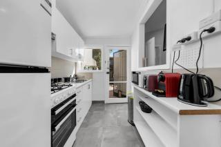Melbourne Guest House with Parking and Courtyard - 9