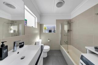 Melbourne Guest House with Parking and Courtyard - 5