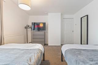 Walsall Near Centre with Free Private Parking - Great for Contractors, Groups & Families - 3