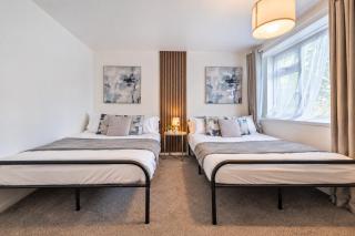 Walsall Near Centre with Free Private Parking - Great for Contractors, Groups & Families - 1