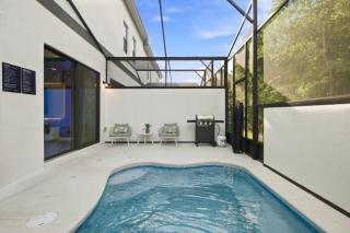 5BR Townhome Near Parks w Pool & Lazy River - 9