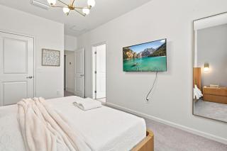 5BR Townhome Near Parks w Pool & Lazy River - 3