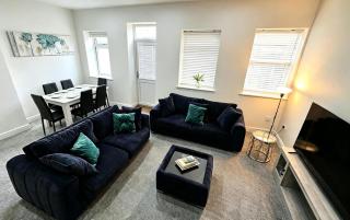 Contractor, NHS, Family Long Stay House with Parking & Fast WiFi in Willenhall - 0