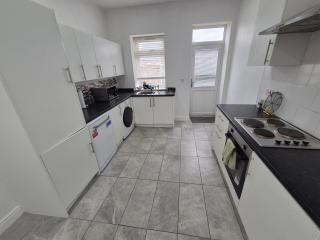 Contractor, NHS, Family Long Stay House with Parking & Fast WiFi in Willenhall - 1