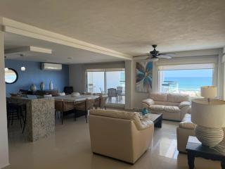 Apartment with Ocean View Steps from the Beach - 0
