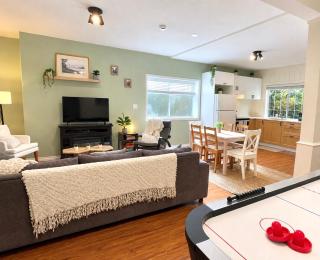 The Grouse Hideaway - 3-Bedroom Suite - Walk to Grouse Mountain - Sleeps 6 - 3