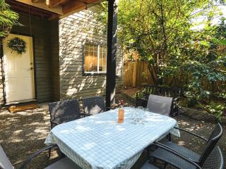 The Grouse Hideaway - 3-Bedroom Suite - Walk to Grouse Mountain - Sleeps 6 - 7