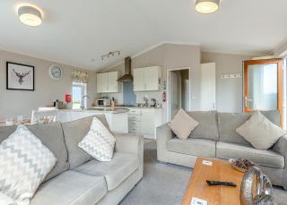 Larkrise Farm Lodges - 5