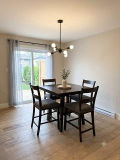 Comfy 2 Bedroom Home 8 Mins to YQM Airport & Downtown - 6