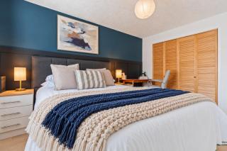 Stylish Apartment I Excellent Location I Free Parking I SuperFast WiFi I Smart TVs I Self-Check-In I By Yoko Property - 8