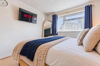 Stylish Apartment I Excellent Location I Free Parking I SuperFast WiFi I Smart TVs I Self-Check-In I By Yoko Property - 6