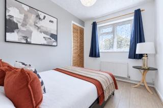 Stylish Apartment I Excellent Location I Free Parking I SuperFast WiFi I Smart TVs I Self-Check-In I By Yoko Property - 3