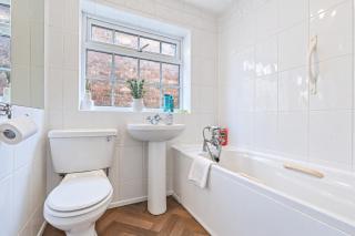 Stylish Apartment I Excellent Location I Free Parking I SuperFast WiFi I Smart TVs I Self-Check-In I By Yoko Property - 2