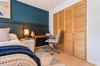 Stylish Apartment I Excellent Location I Free Parking I SuperFast WiFi I Smart TVs I Self-Check-In I By Yoko Property - 5