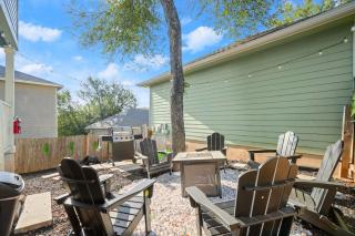 Delores A by Vantura Stays - 3BR Home with Fire Pit and Fenced Yard - 5