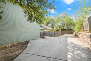 Delores A by Vantura Stays - 3BR Home with Fire Pit and Fenced Yard - 2