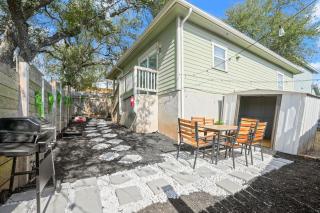 Delores B by Vantura Stays - 2BR Guest House with Private Yard - 9