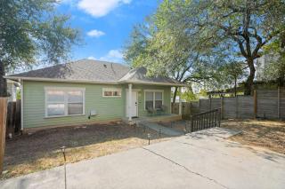 Delores B by Vantura Stays - 2BR Guest House with Private Yard - 1