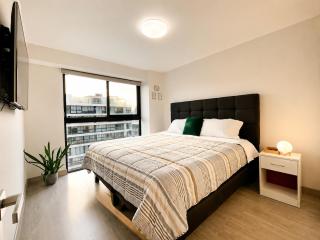 Executive Apartment - King Bed - Workspace & AC - 9