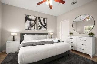 Cozy 2BR Guest House with Private Yard BBQ Sleeps 9 - 7