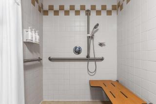 AmericInn by Wyndham Monmouth - 5