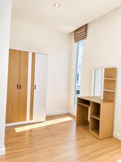 Spacious 3-Bedroom House with Shared Pool near Mega Bangna and Suvarnabhumi - 1