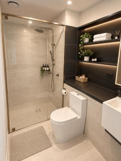 Home in the Sky 2BR,2BA with City Views,Pool & Gym - 2