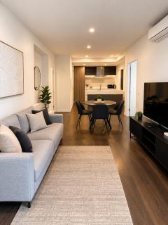 Home in the Sky 2BR,2BA with City Views,Pool & Gym - 8
