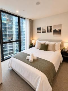 Home in the Sky 2BR,2BA with City Views,Pool & Gym - 6