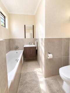 Cozy Comfortable Den with gym & picnic area near ORT Airport - 6
