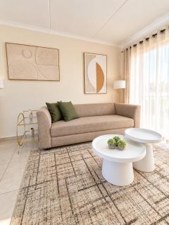 Cozy Family Retreat sleeps 4 has comfortable beds with large dining & living area - 1