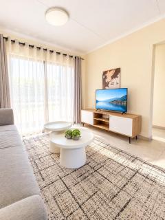 Cozy Family Retreat sleeps 4 has comfortable beds with large dining & living area - 2