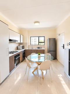 Cozy Family Retreat sleeps 4 has comfortable beds with large dining & living area - 3