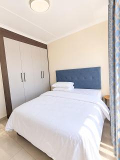 Cozy Family Retreat sleeps 4 has comfortable beds with large dining & living area - 4
