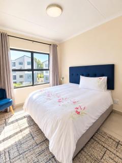 Cozy Family Retreat sleeps 4 has comfortable beds with large dining & living area - 5
