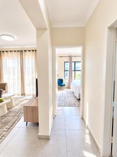 Cozy Family Retreat sleeps 4 has comfortable beds with large dining & living area - 8