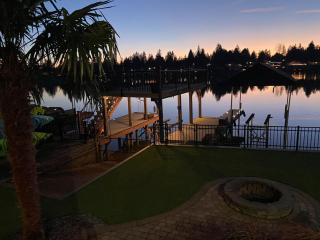LakesideBreeze-cozy, serene, arcade room, hot tub - 1