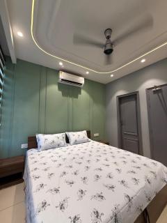 Mini Mansion Home - 8