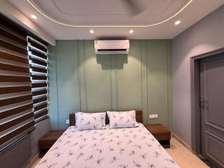 Mini Mansion Home - 6