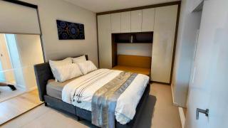 Spacious 3 Bedroom Apartment, Level 64, Brisbane Skytower - City & River Views, Open Living Area, Workspace, Complementary Drinks and Snacks, Pool and Gym - Parking and Daily Service Available - Brisbane - 1