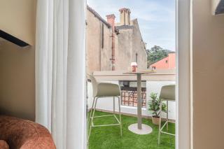 Just Urban Stays - Elegant 2-BR Penthouse with Balcony in City Center - 6