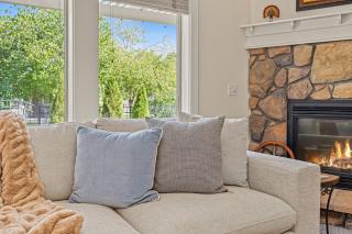 5BR Meridian Custom Home • Pool Table• Home Office - 2