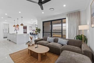 Spacious Pallara Luxe 5BR 4BA and Private Backyard - 0