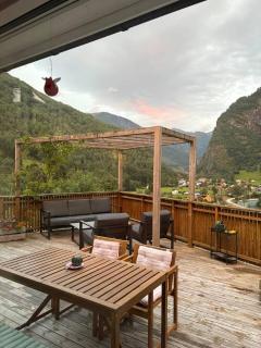 Entire house & spectacular views - 9
