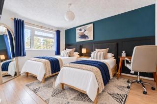 Stylish Apartment I Excellent Location I Free Parking I SuperFast WiFi I Smart TVs I Self-Check-In I By Yoko Property - 7