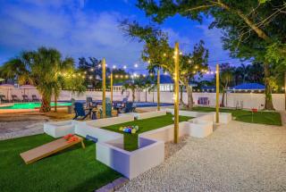 Sleeps 10 Pickleball Pool Tiki Bar Games - 9