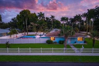 Sleeps 10 Pickleball Pool Tiki Bar Games - 5