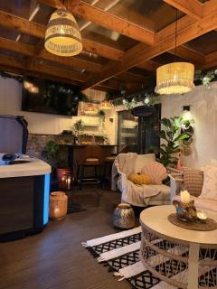 Flamingo Retreat with Hot Tub and private Garden - 5