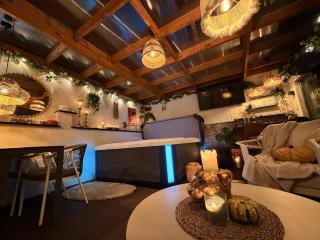 Flamingo Retreat with Hot Tub and private Garden - 0