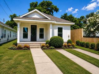 Coastal 3BR Retreat Near Downtown & Beaches - 6